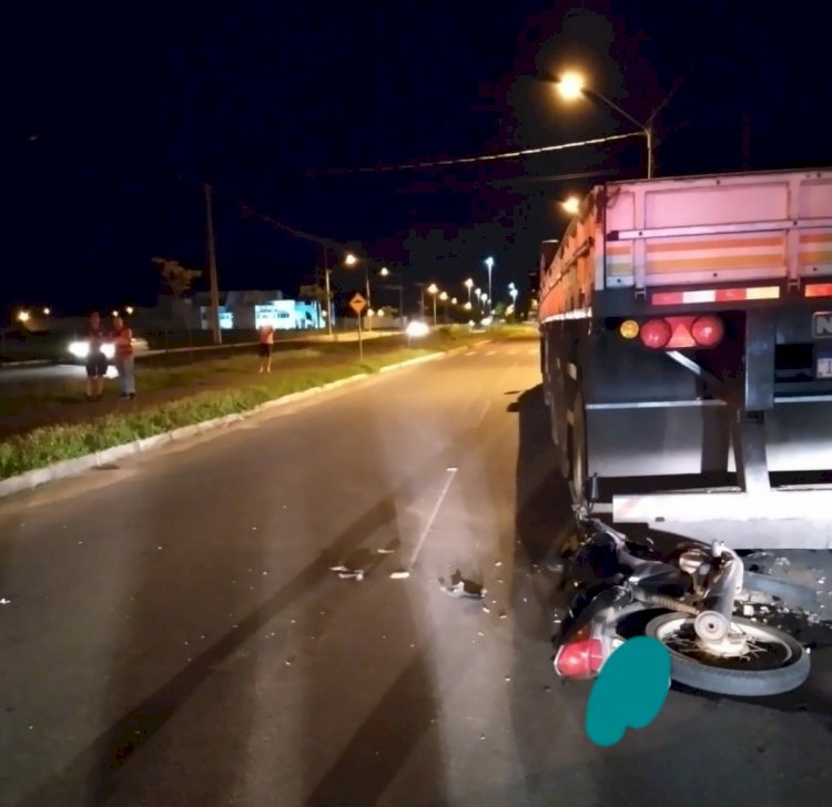 Motociclista morre em acidente com caminhão