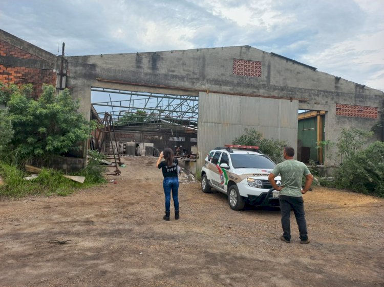 Homem é encontrado morto após cair de Galpão