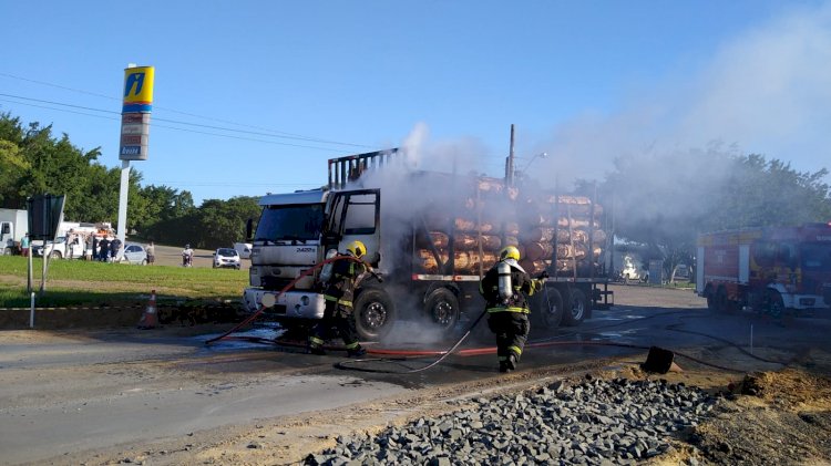 Caminhão de Madeira pega fogo e bombeiros controlam o sinistro