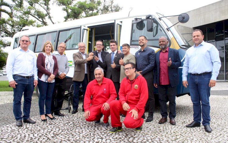 Prefeitura de Criciúma entrega micro-ônibus à Apae do município