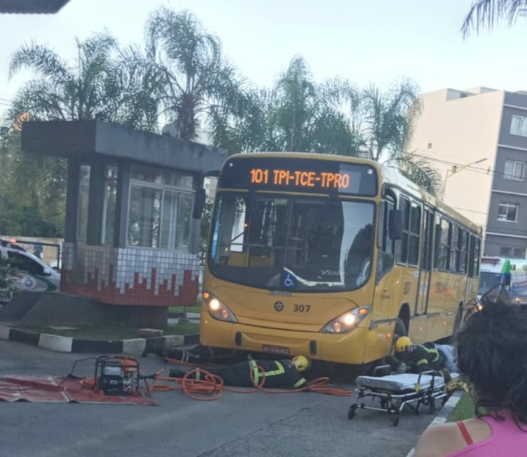 Mulher fica presa embaixo de ônibus no terminal central