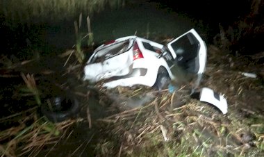 Motorista perde controle de veículo e cai em banhado