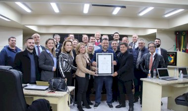 Toninho da Figueira homenageia advogado criciumense