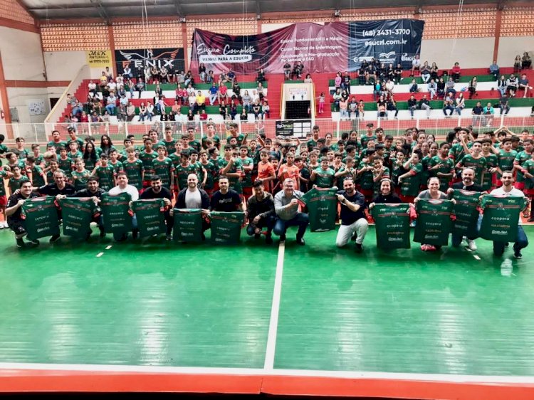 Projeto Forquilhinha Futsal entrega kit de fardamentos aos alunos