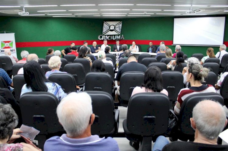 Secretaria de Saúde de Criciúma entrega autorizações para cirurgias de Cataratas