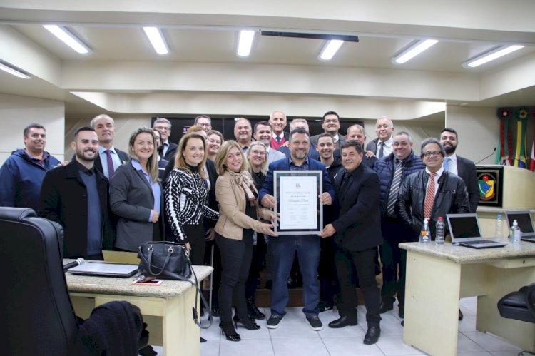 Toninho da Figueira homenageia advogado criciumense