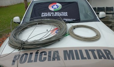 PM prende dupla com fios de energia elétrica