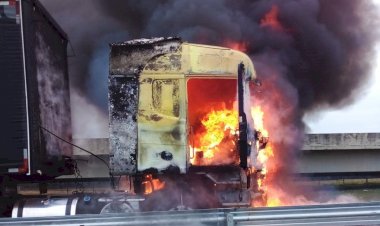 Caminhão carregado com polietileno pega fogo na BR 101