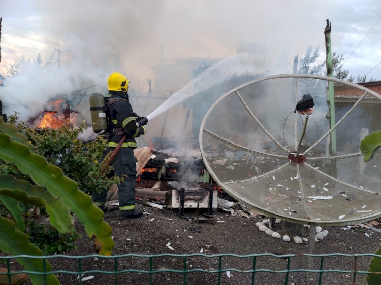 Casa pega fogo em Arroio do Silva