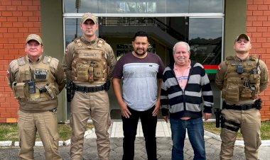 Moradores agradecem policiais que salvaram de um incêndio em um prédio de Criciúma