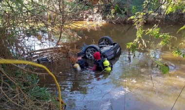 Motorista  foge de Blitz e cai no Rio Sangão com 4 crianças dentro do veículo