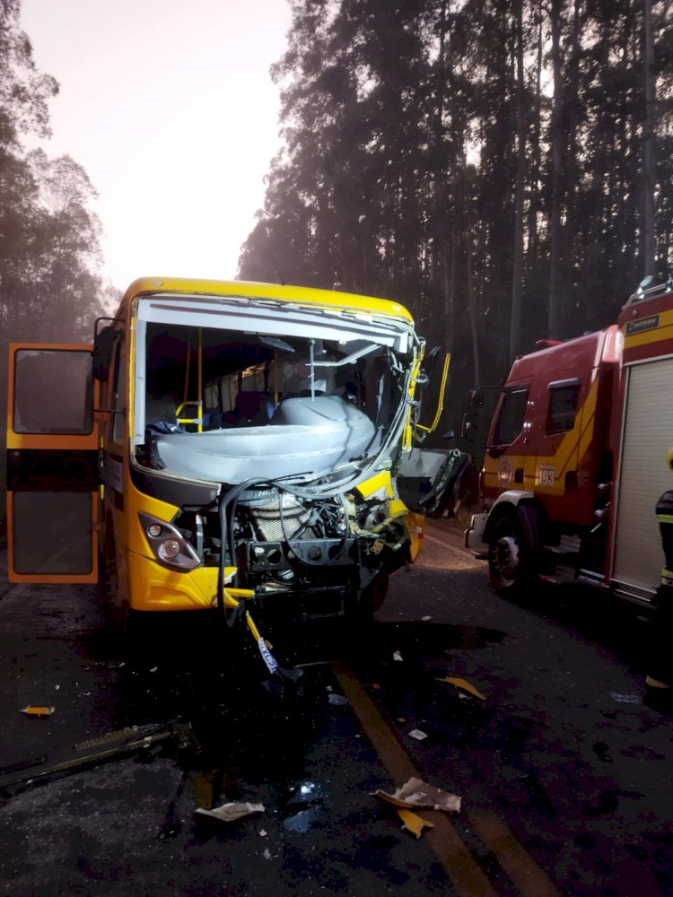 Motorista de ônibus escolar morre em acidente