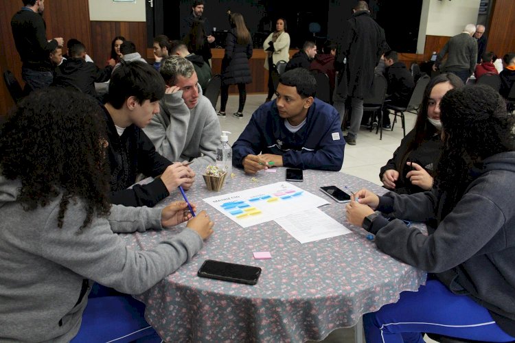 Jovens do Bairro da Juventude participam do JA Innovation Camp