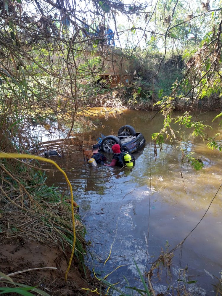 Motorista  foge de Blitz e cai no Rio Sangão com 4 crianças dentro do veículo