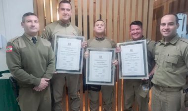 Policiais que atuaram em incêndio de apartamento recebem Moção de Aplausos