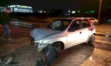 Mulher perde controle do veículo e bate em outdoor