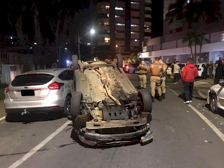 Motorista perde direção e bate em vários veículos estacionados