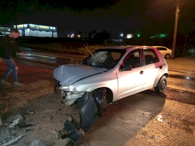 Mulher perde controle do veículo e bate em outdoor