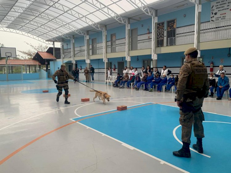 Alunos da Apae fazem visita aos policiais do canil