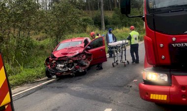 Motorista bate em caminhão ao ir para o trabalho