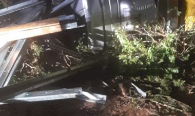 Motorista morre após capotar caminhão na Serra