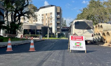Ruas da macrodrenagem do Bairro Pio Correa recebem pavimentação em Criciúma