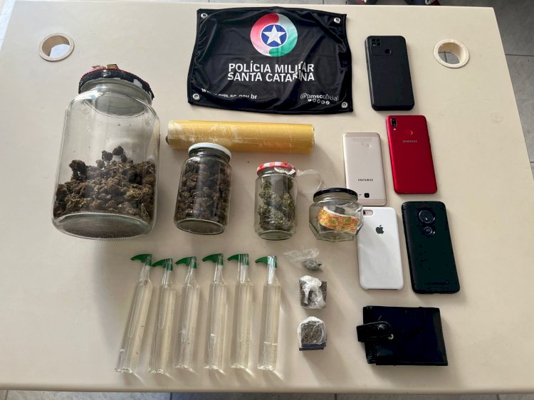 PM aprende drogas e dupla por porte ilegal de drogas