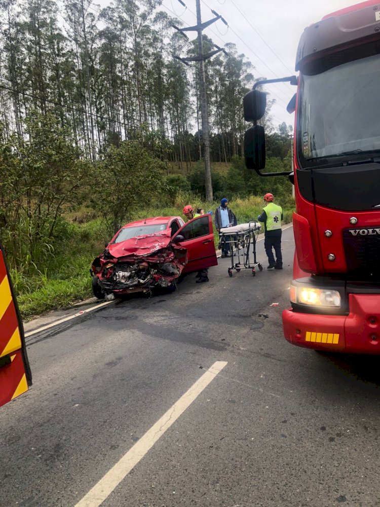 Motorista bate em caminhão ao ir para o trabalho