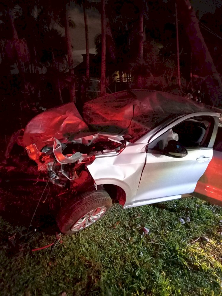 Motorista colide em poste e fica gravemente ferido