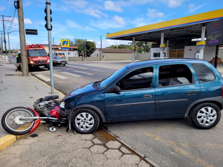 Motoqueiro fica ferido após acidente com veículo