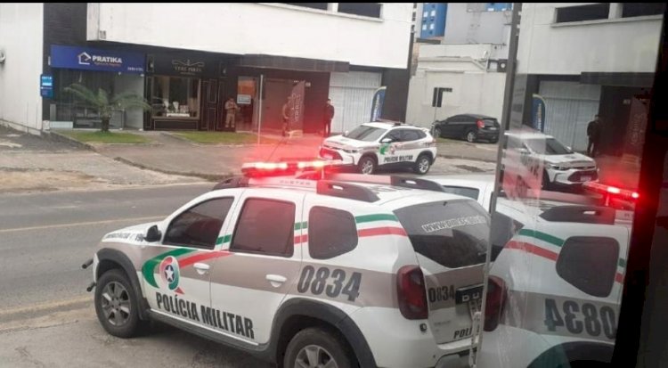 Dupla armada assalta loja no Bairro Próspera