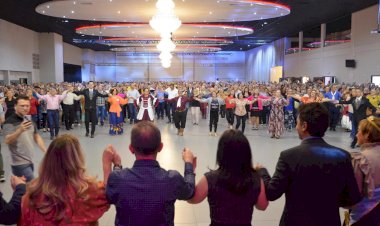 Alegria e diversão de mais de duas mil pessoas no baile da terceira idade da AMREC