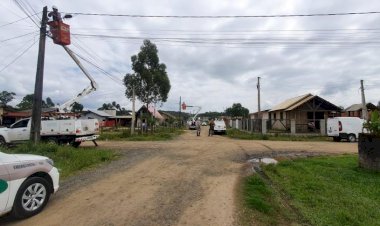 Com apoio da PM Celesc faz operação de corte de ligações clandestina em bairro de Criciúma