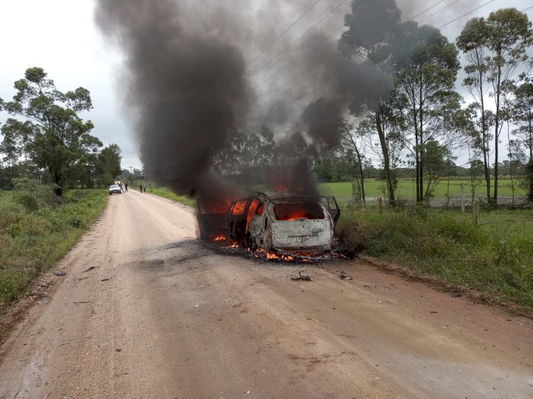 Veículo pega fogo em Içara