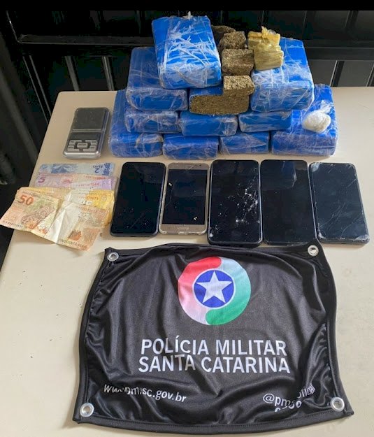 PM prende Quarteto com mais de 3,5 kg de Maconha na Área Industrial no Bairro Mineira Nova