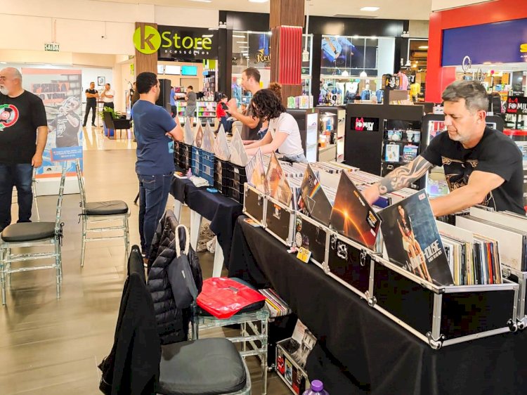 Feira do Vinil e Colecionismo traz milhares de itens antigos ao Criciúma Shopping