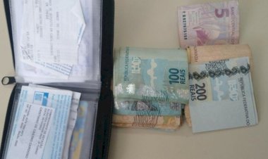 Homem é preso por populares após furtar carteira com mais de R$ 1.600