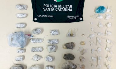 Polícia Militar utiliza cães farejadores e encontra drogas em residência abandonada
