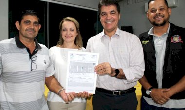 Moradores do Bairro Quarta Linha recebem 42 escrituras de imóveis