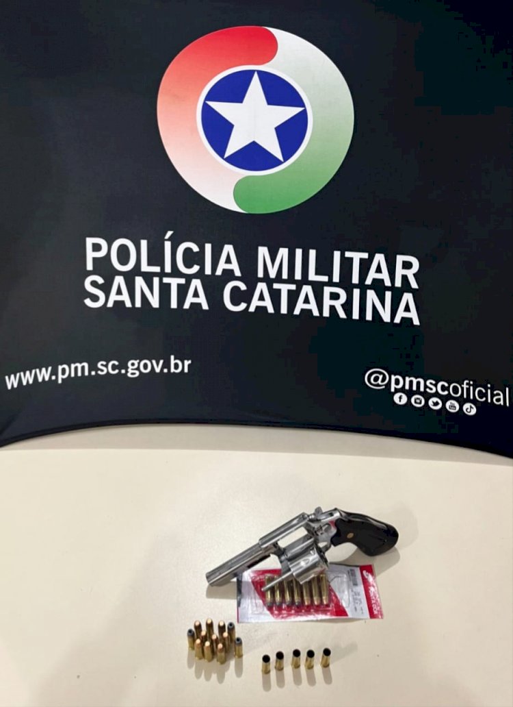 PM encontra arma sem registro em residência