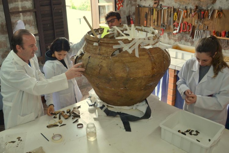 Artefato de cerâmica Tupiguarani é remontado no Museu ao Ar Livre em Orleans