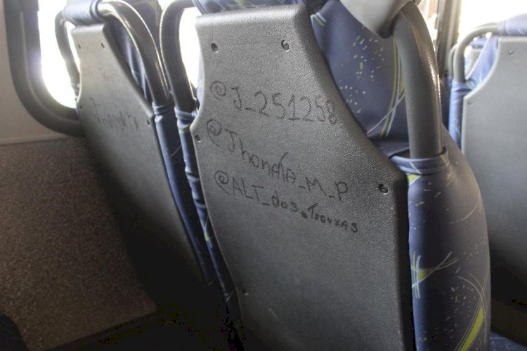 Ônibus novo  é vandalizado por passageiros em Criciúma