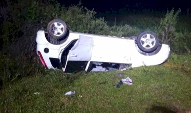 Casal fica ferido após capotar veiculo em Criciúma