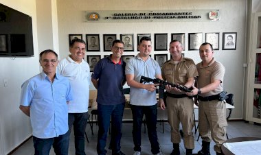 Comerciantes doam Fuzil para a PM de Criciúma