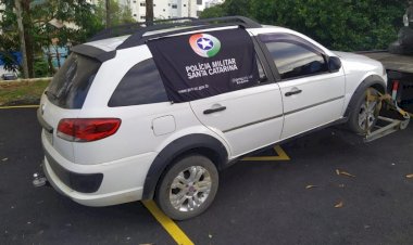 PM recupera veiculo furtado e prende 3 pessoas