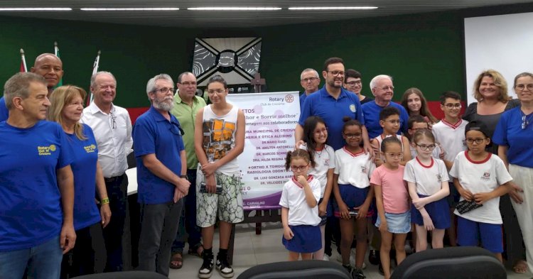 Entrega de óculos beneficia estudantes da rede municipal de ensino em Criciúma