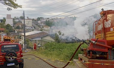 Casa pega fogo no bairro Operária Nova