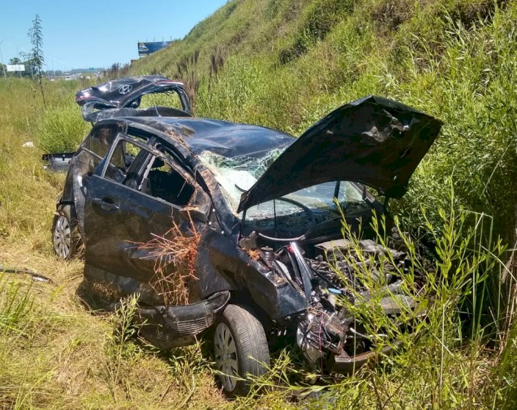 Jovem capota veículo na Via Rápida