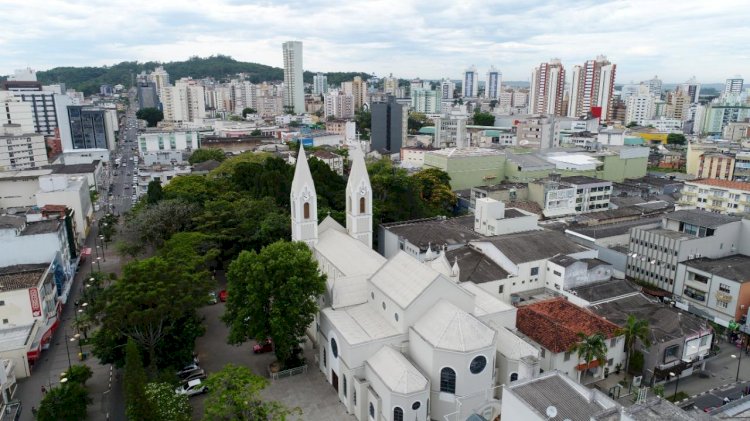 6 de janeiro: missa e corte de bolo iniciaram a partir das 8h na Praça Nereu Ramos