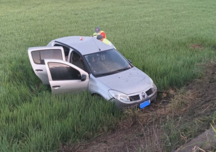 Motorista perde controle bate em poste e saí fora da pista